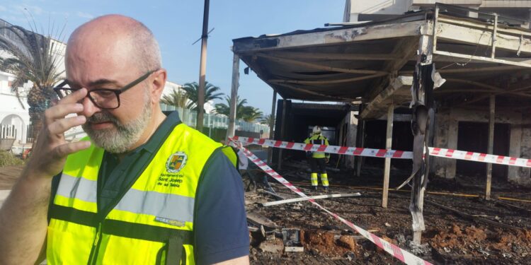 Vicent Roig, alcalde de Sant Josep, junto a los restaurantes calcinados esta madrugada. Fotos Noudiari.