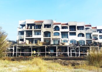 Aspecto general del edificio tras el incendio de madrugada. Fotos Noudiari