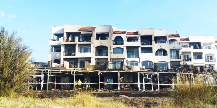 Aspecto general del edificio tras el incendio de madrugada. Fotos Noudiari