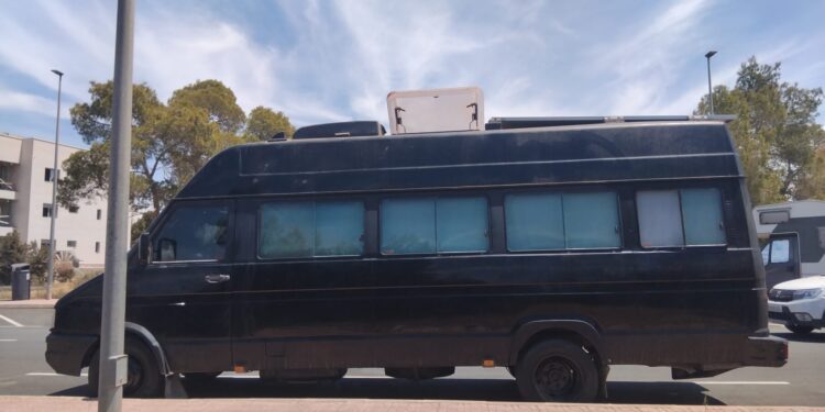 El minibús adaptado que este trabajador ha usado como vivienda en Ibiza los últimos cuatro años porque no encontraba otra cosa salvo el hacinamiento en un piso. Esta temporada ha decidido irse y no volver. Foto Noudiari