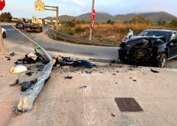 El vehículo destrozado junto a la farola derribada.