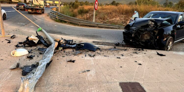 El vehículo destrozado junto a la farola derribada.