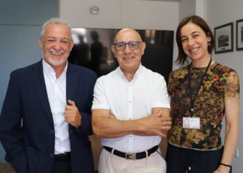En el centro, el Dr. José González, junto al gerente de Asef, Enrique Garcerán y la directora médica de Atención Primaria, Judith Frías.