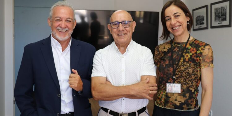 En el centro, el Dr. José González, junto al gerente de Asef, Enrique Garcerán y la directora médica de Atención Primaria, Judith Frías.