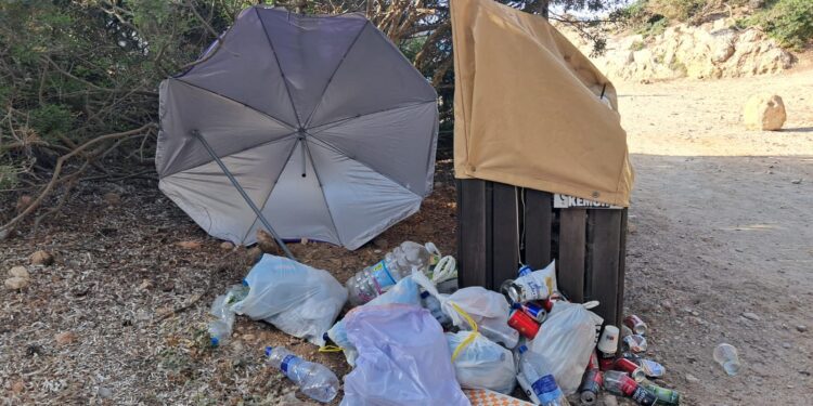 Basura acumulada junto a los puntos de recogida de desechos que permanecen cerrados. Fotos Noudiari.es