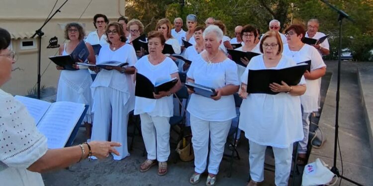 Un momento de la actuación del coro. Imágenes de Jaume Riera