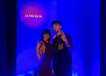 Aitana en Ibiza, en su fiesta azul de cumpleaños. Fotografías Instagram Aitana