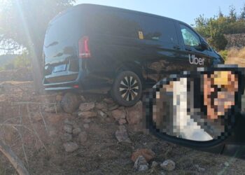 La furgoneta de Uber, encallada en Santa Agnès. Fotos Elite Corsaris d'Eivissa