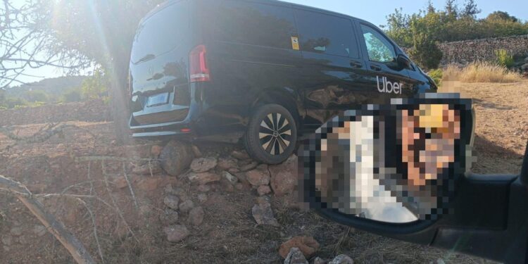 La furgoneta de Uber, encallada en Santa Agnès. Fotos Elite Corsaris d'Eivissa