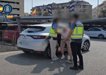 El detenido, saliendo del coche de la Policía.