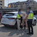 El detenido, saliendo del coche de la Policía.