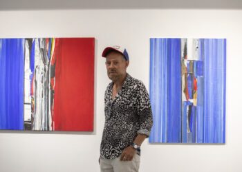 Carles Guasch, delante de dos de las obras de la muestra