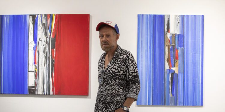 Carles Guasch, delante de dos de las obras de la muestra