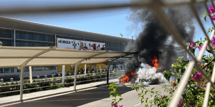 Imagen del coche en llamas obtenida por Noudiari.