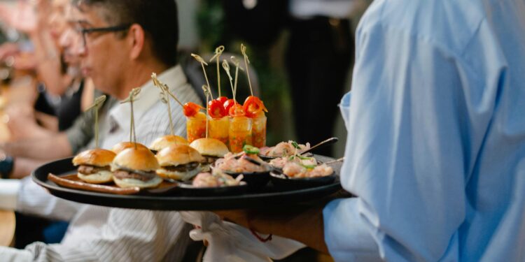Camarero sirviendo en un restaurante. Foto archivo Pexels.