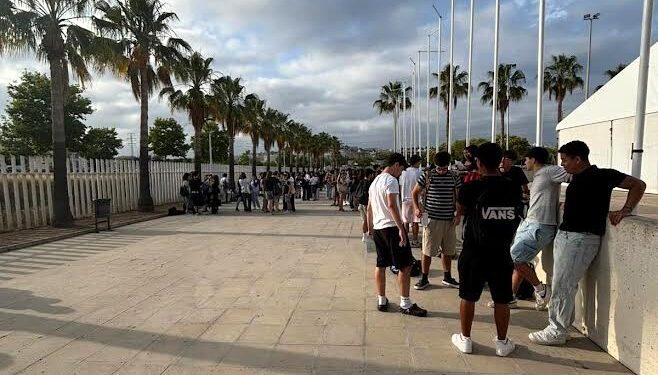 Estudiantes de Ibiza antes de las exámenes de este año en el recinto ferial.