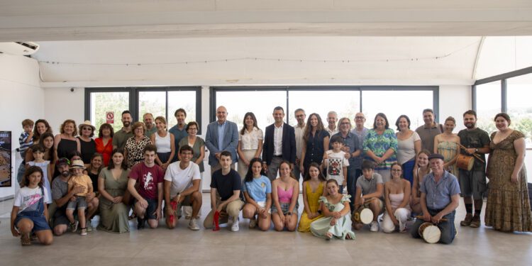 Imagen de la presentación del proyecto de Ses Nou Rodades con las autoridades y colles.