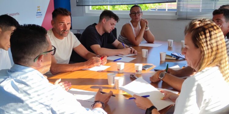 Un momento durante la reunión en el Ayuntamiento de Ibiza.