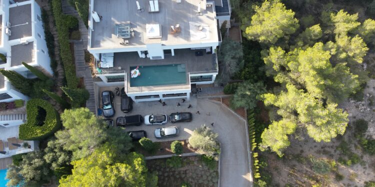 Imagen del dron de la Policía Local de Santa Eulària en la que se ve la villa y numerosos vehículos aparcados.