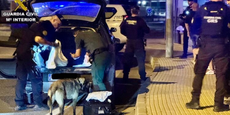Durante el registro se encontró una bolsa de patatas vacía que contenía distintas sustancias estupefacientes. Foto: Guardia Civil