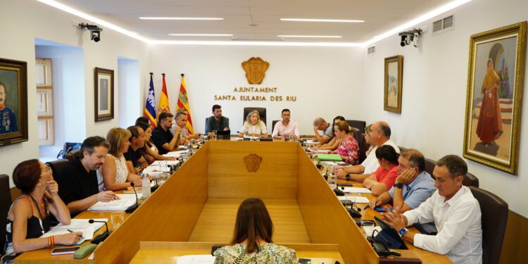 Imagen de archivo de un pleno del Ayuntamiento de Santa Eulària.