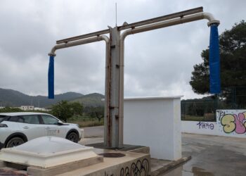 Surtidores de agua desalada en las desaladoras de Ibiza para cargar camiones cisterna. Fotos Caib
