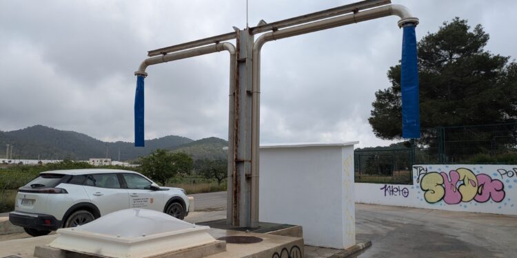 Surtidores de agua desalada en las desaladoras de Ibiza para cargar camiones cisterna. Fotos Caib