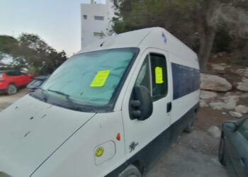 Manuel denuncia que le han puesto una pegatina de vehículo abandonado por llevar aparcado más de 15 días en el mismo lugar, algo que asegura que es mentira ya que él vive en ella y la mueve con frecuencia. Foto cedida