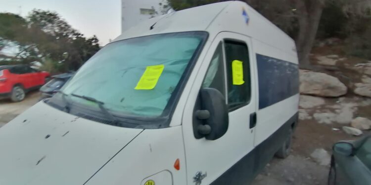 Manuel denuncia que le han puesto una pegatina de vehículo abandonado por llevar aparcado más de 15 días en el mismo lugar, algo que asegura que es mentira ya que él vive en ella y la mueve con frecuencia. Foto cedida