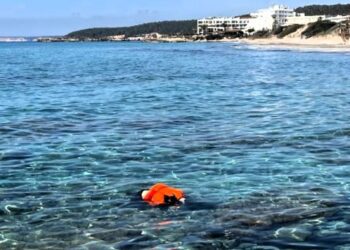 Cos d'un migrant amb armilla ofegat.