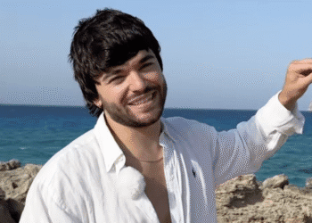 Javi Maska ha arrasado con su caracterización de un 'cayetano' hippy en Formentera. @javimaska
