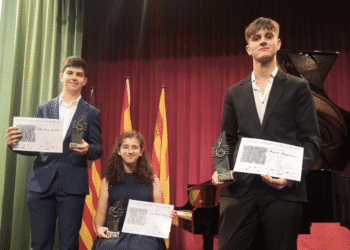 Ganadores juveniles del XXV Concurso 2023. Sentada: Carla Román (Primer Premio, España); a la derecha, Manuel Mărgineanu (Segundo Premio, Rumanía) y Pablo García Aguilera (Tercer Premio, España).