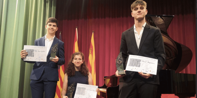 Ganadores juveniles del XXV Concurso 2023. Sentada: Carla Román (Primer Premio, España); a la derecha, Manuel Mărgineanu (Segundo Premio, Rumanía) y Pablo García Aguilera (Tercer Premio, España).