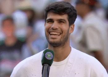 Carlos Alcaraz ríe ante la broma de un aficionado de que venga a Ibiza a descansar antes de semifinales de Wimbledon. Imagen Wimbledon