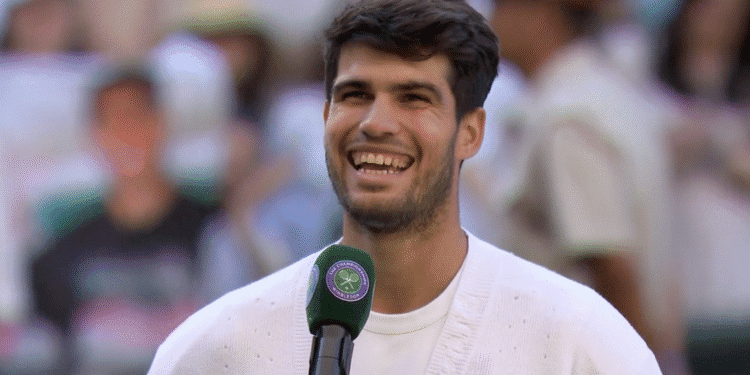 Carlos Alcaraz ríe ante la broma de un aficionado de que venga a Ibiza a descansar antes de semifinales de Wimbledon. Imagen Wimbledon