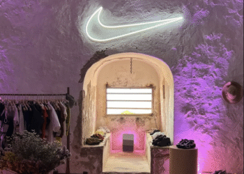 Interior de la Torre de defensa del siglo XVIII convertida en tienda Nike. Imagen redes sociales Lexa Services