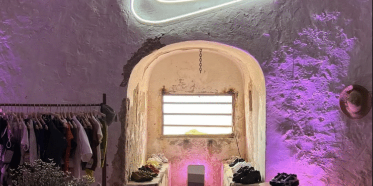 Interior de la Torre de defensa del siglo XVIII convertida en tienda Nike. Imagen redes sociales Lexa Services
