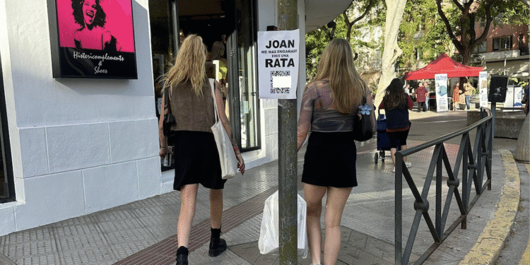 Cartel de "marketing de guerrilla" en una calle de Ibiza. Fotos Noudiari.