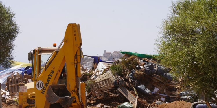 Una excavadora trabaja sobre el terreno