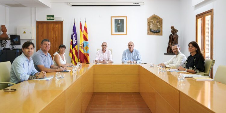 Reunión de hoy entre los consells insulares .