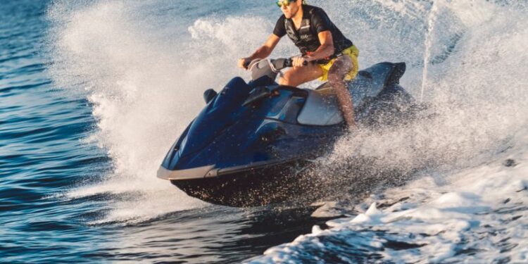 Fent cabrioles amb una moto aquàtica.