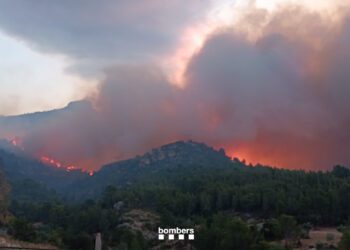 Imagen de Bombers de Catalunya del incendio en Paüls del Parque Natural es Ports de Tarragona.
