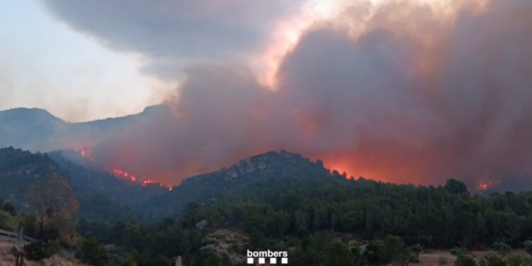 Imagen de Bombers de Catalunya del incendio en Paüls del Parque Natural es Ports de Tarragona.