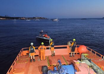 La embarcación de Salvamento Marítimo remolca al barco en apuros.