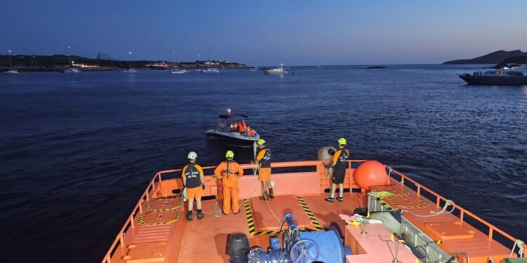La embarcación de Salvamento Marítimo remolca al barco en apuros.