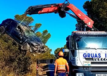 Imagen de la retirada del vehículo, que ha quedado hecho un 'acordeón'.