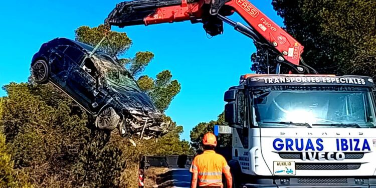 Imagen de la retirada del vehículo, que ha quedado hecho un 'acordeón'.