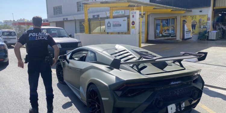 Imagen del vehículo inmovilizado en Ibiza