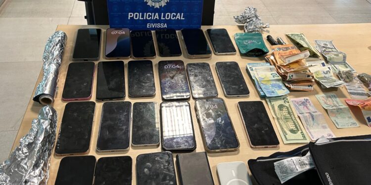 Fotografías de los móviles incautados por la Policía Local de Ibiza.