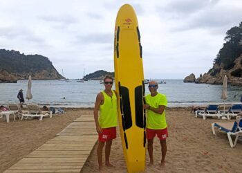 Socorristas del puerto de Sant Miquel con las nuevas tablas
